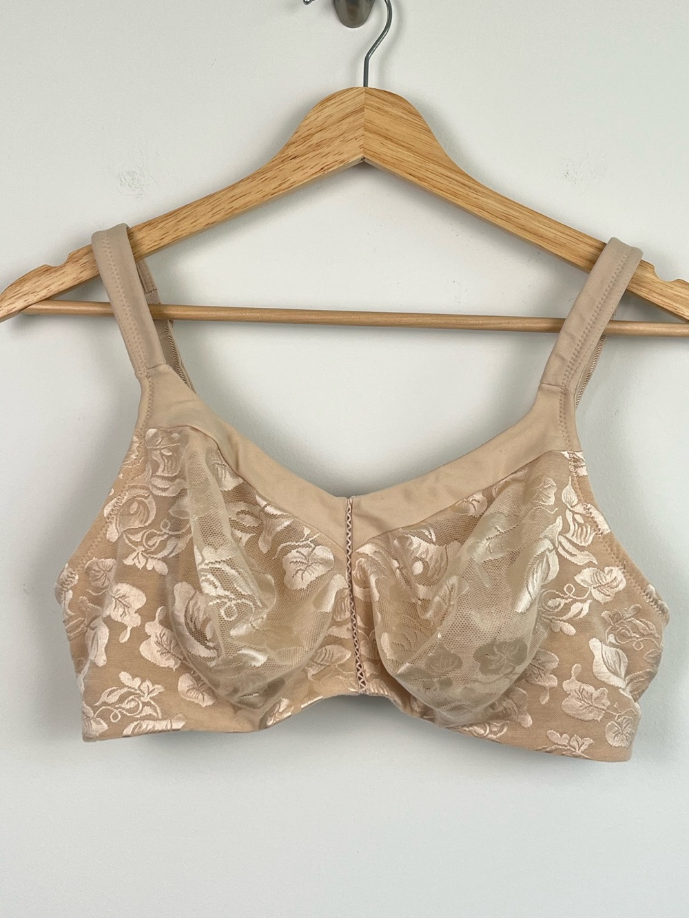 Wacoal beige 85276 Awareness Full Figure Seamless Wire Free bra, 40D.